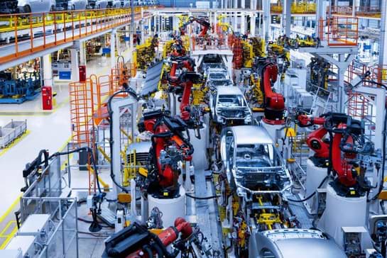 Produktionshalle mit Fertigungsstraße für PKW